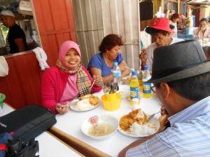 makan diwarung dekat stasiun kereta Ollantaytambo dg penduduk lokal